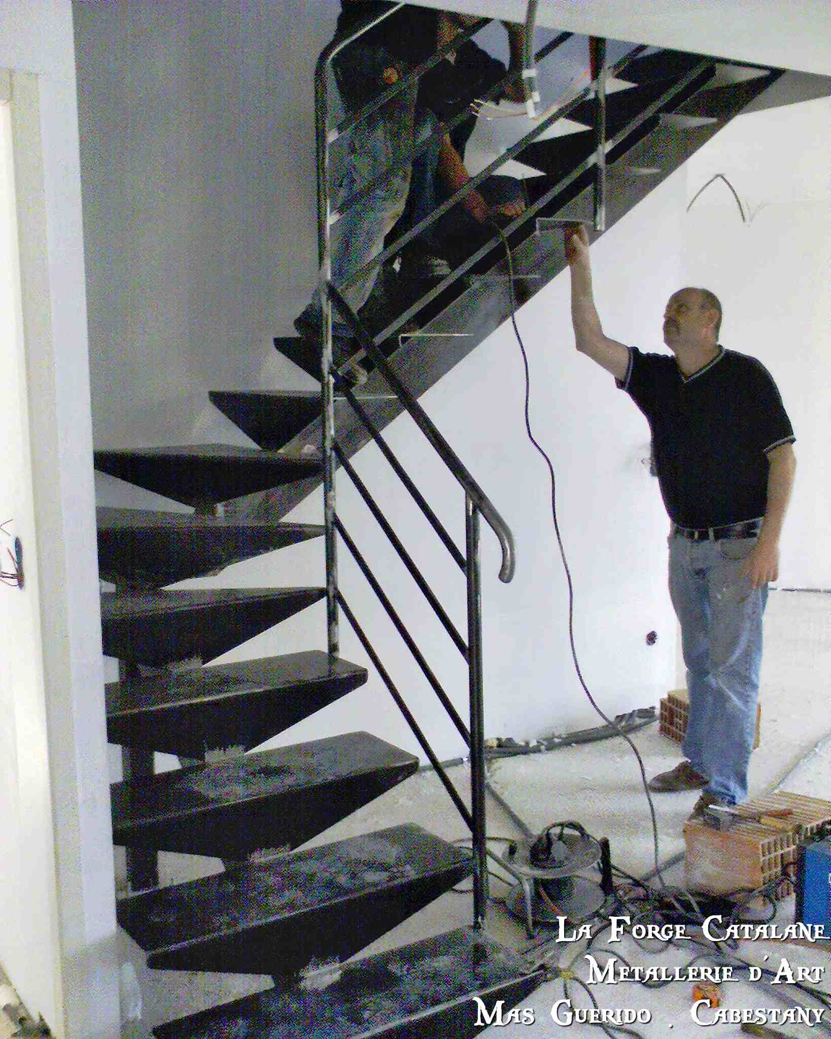 escalier limon central marches tole pliee 2 forge catalane.jpg